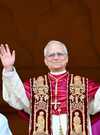 Le-pape-Leon-XIV-le-8-mai-2025-au-balcon-de-la-basilique-Saint-Pierre-apres-son-election-2078425
