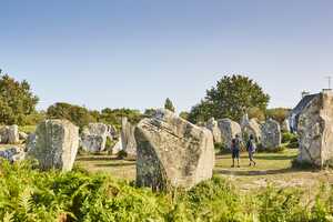 couple-menhirs-alignements-kerzerho-erdeven.jpg