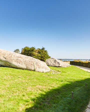 Site des mégalithes de Locmariaquer pour y découvrir le grand menhir brisé, la table des marchands et le tumulus d'Er Grah 