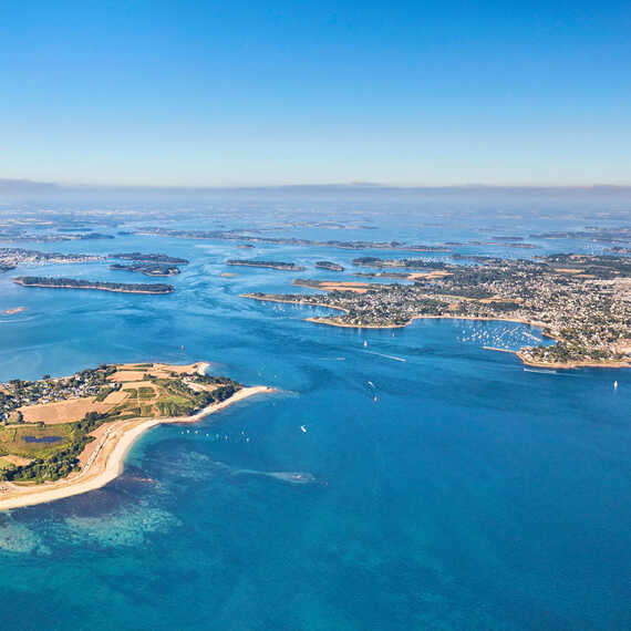 Vue aérienne du Golfe du Morbihan, un patrimoine naturel préservé en Bretagne Sud, Morbihan 