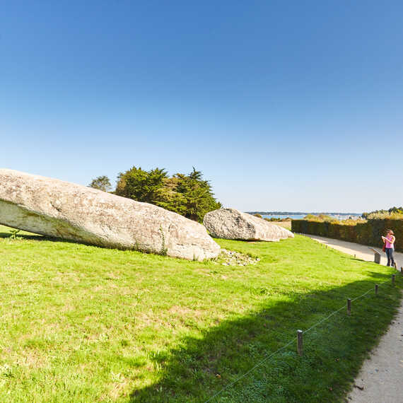 Site des mégalithes de Locmariaquer pour y découvrir le grand menhir brisé, la table des marchands et le tumulus d'Er Grah