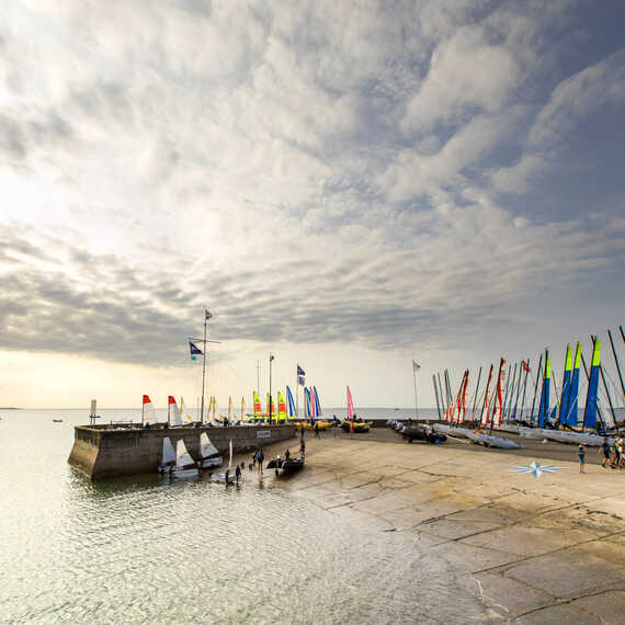 Sports nautiques et de sensations avec du catamaran, dériveur, planche à voile, kayak au Yacht Club de Carnac