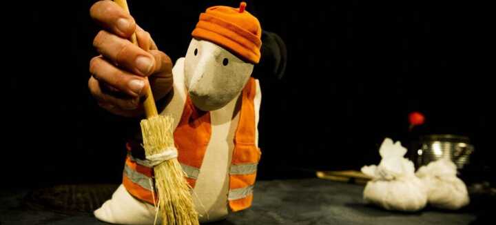 Du balai ! Spectacle de marionnettes - sac visuel et musical- sans paroles