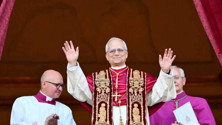 Le-pape-Leon-XIV-le-8-mai-2025-au-balcon-de-la-basilique-Saint-Pierre-apres-son-election-2078425