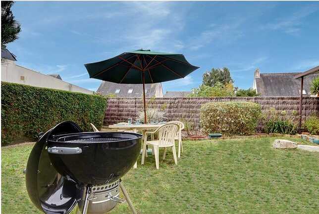 un-jardin-et-un-barbecue-pour-profiter-de-délicieuses-grillades