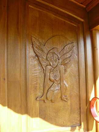 La jolie fée Mélusine vous accueille sculptée au fronton de sa roulotte