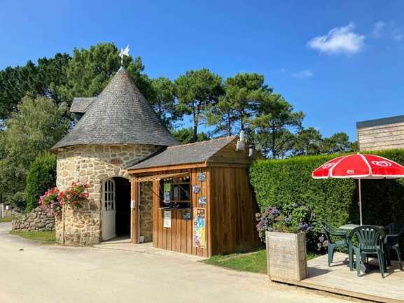 01-Lomariaquer_Camping de la Tour_Accueil et Snack