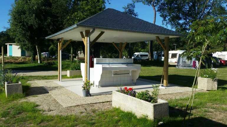 Belz Camping Naturiste CNBS la Pinède Bloc Eviers