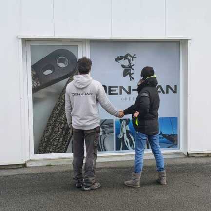 Client et technicien DEN-RAN devant la devanture - 1 Client et technicien DEN-RAN devant la devanture - 1