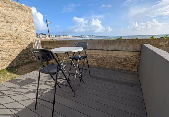 Terrasse privative avec accès direct à la plage - Salon de Jardin + Mange-debout et chaises hautes + transats