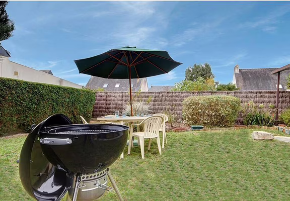 un-jardin-et-un-barbecue-pour-profiter-de-délicieuses-grillades