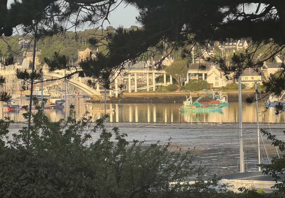 Vue des terrasses sur la baie face a la trinité sur mer