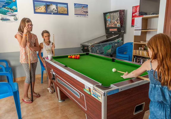 salle de jeux TV bibliothèque