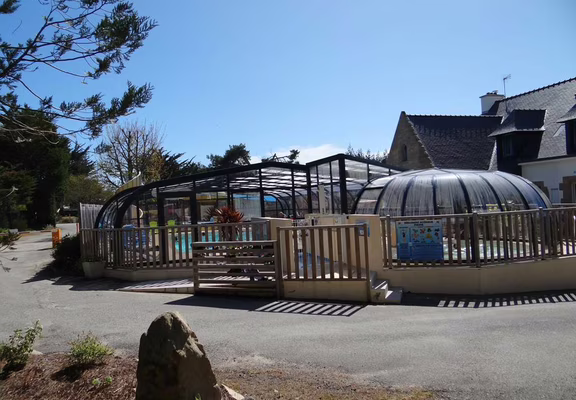 vue extérieur piscine couverte
