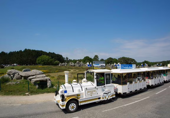 Petit-train-touristique-Carnac-Morbihan-Bretagne-Sud