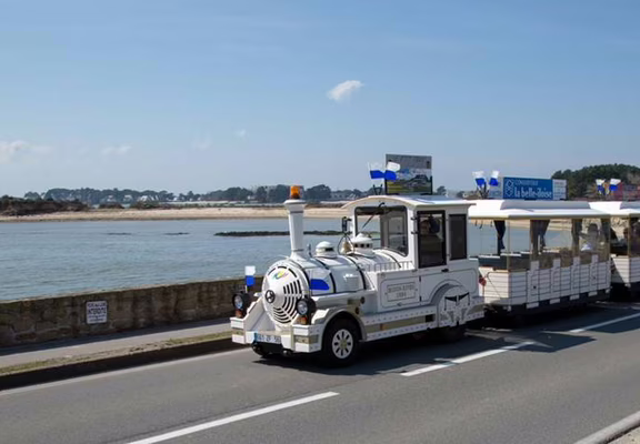 Petit-train-touristique-Carnac-Morbihan-Bretagne-Sud