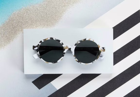 Friendly Frenchy, lunettes de soleil en coquillage, collection Solarmor - Studio ©Charlaine Croguennec Photographe