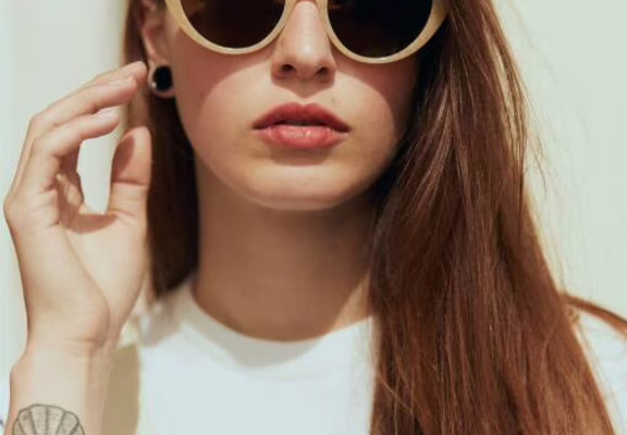 Friendly Frenchy, lunettes de soleil en coquillage - packshot collection plage - Studio ©Charlaine Croguennec Photographe