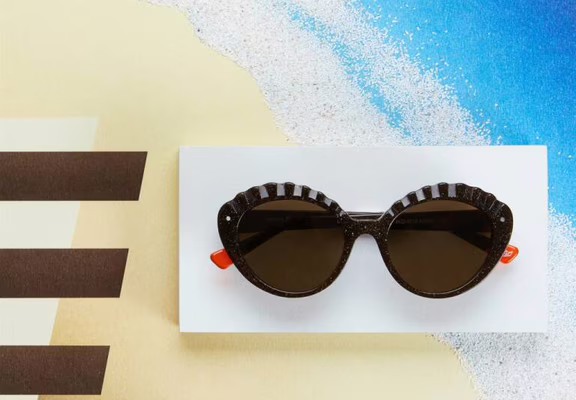 Friendly Frenchy, lunettes de soleil en coquillage, collection Solarmor - Studio ©Charlaine Croguennec Photographe