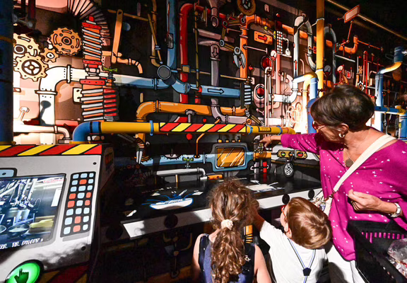 22-10 Mamie et petits enfants salle des machines parcours ludique et gourmand - CBZ © Loïc KERSUZAN-Morbihan Tourisme